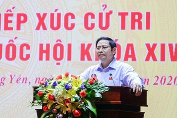 Đồng chí Phạm Minh Chính, Ủy viên Bộ Chính trị, Bí thư Trung ương Đảng, Trưởng Ban Tổ chức Trung ương phát biểu tại buổi tiếp xúc cử tri thị xã Quảng Yên. 
