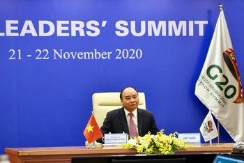 Thủ tướng Nguyễn Xuân Phúc tham dự phiên thảo luận tại Hội nghị cấp cao G20 trực tuyến, ngày 22-11. (Ảnh: TRẦN HẢI)
