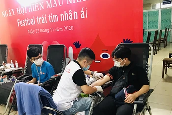 Các tình nguyện viên tham gia hiến máu tại Hà Nội. Ảnh: Minh Thúy