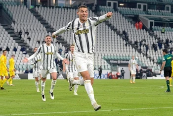Với cú đúp vào lưới Cagliari, Ronaldo đã cán mốc 60 bàn ở Serie A. (Ảnh: Juventus FC)