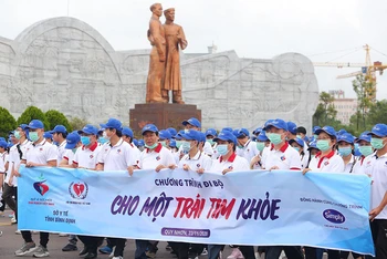 Hàng nghìn người tham gia chương trình đi bộ “Cho một trái tim khỏe” tại Quy Nhơn, Bình Định.