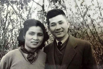 Nhà thơ Nguyễn Xuân Sanh và vợ, nhà văn Cẩm Thạch.