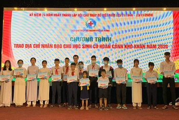 Đại diện Ủy ban Mặt trận Tổ quốc Việt Nam TP Đà Nẵng trao phần hỗ trợ cho 156 học sinh có hoàn cảnh khó khăn.