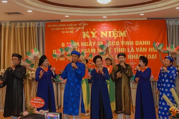 Câu lạc bộ Dân ca ví, giặm Nghệ Tĩnh tại Hà Nội biểu diễn. 