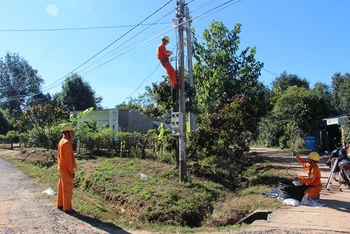 Thi công công trình “Thắp sáng đường quê” tại thôn Tê Rông, xã Văn Lem, huyện Đăk Tô.