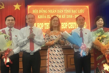 Bí thư Tỉnh ủy và Chủ tịch HĐND tỉnh tặng hoa chúc mừng tân Chủ tịch UBND và các Phó Chủ tịch UBND tỉnh Bạc Liêu. 