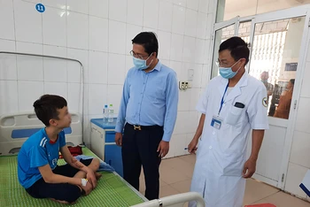 Em Trương Quang Duy đang được điều trị tại Trung tâm Y tế huyện Yên Phong, tỉnh Bắc Ninh.