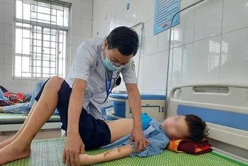Bác sĩ Trung tâm Y tế huyện Yên Phong đang khám, điều trị cho cháu D.
