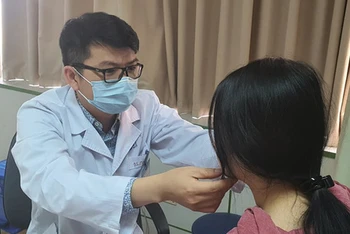 ThS, BSCK2 Nguyễn Quang Minh khám cho bệnh nhân.