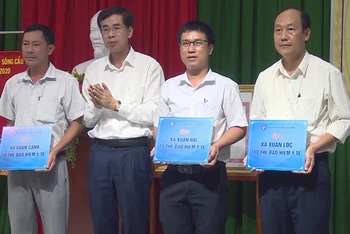 Lãnh đạo Bảo hiểm xã hội Việt Nam trao tượng trưng thẻ BHYT tặng người dân bị ảnh hưởng của bão, lũ ở Phú Yên.