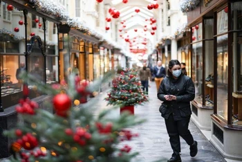 Chính phủ nhiều nước châu Âu và châu Mỹ siết chặt biện pháp phong tỏa để ngăn chặn Covid-19 lây lan trong dịp Giáng sinh. (Ảnh: Reuters)