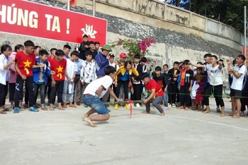 Học sinh các trường thi đẩy gậy trong Ngày hội Văn hóa dân gian dân tộc Thái, dân tộc H’Mông.