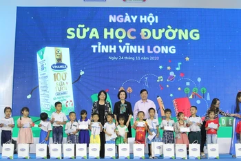 Phó Chủ tịch nước Đặng Thị Ngọc Thịnh trao quà cho các em học sinh tại Ngày hội Sữa học đường tỉnh Vĩnh Long.