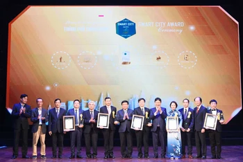 Năm giải thưởng Thành phố Thông minh 2020 xuất sắc nhất được trao cho: Công ty Cổ Phần FPT, Tập đoàn Công nghệ Viễn thông Quân đội (Viettel), Tập đoàn Bưu Chính Viễn thông VNPT, Công ty Cổ phần Vinhomes.