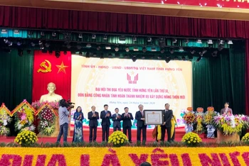 Bộ trưởng Nông nghiệp và Phát triển nông thôn Nguyễn Xuân Cường trao Bằng công nhận tỉnh Hưng Yên hoàn thành nhiệm vụ xây dựng NTM 2020 của Thủ tướng Chính phủ cho lãnh đạo tỉnh Hưng Yên. 