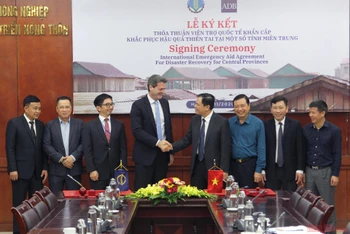 Bộ trưởng Bộ NN&PTNT Nguyễn Xuân Cường và Giám đốc ADB tại Việt Nam Andrew Jeffries chúc mừng lễ ký kết thành công. 