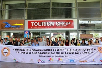 Lễ đón đoàn khảo sát tại sân bay Đà Nẵng.