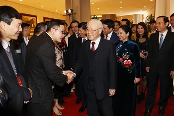 Tổng Bí thư, Chủ tịch nước Nguyễn Phú Trọng với các kiều bào dự Chương trình Xuân quê hương. Ảnh: TRÍ DŨNG (TTXVN)