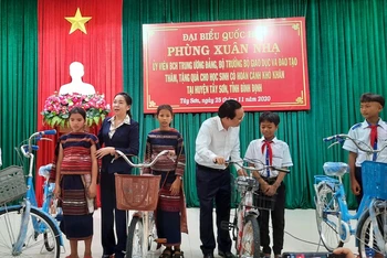 Bộ trưởng GD-ĐT Phùng Xuân Nhạ tặng xe đạp cho học sinh tại Bình Định