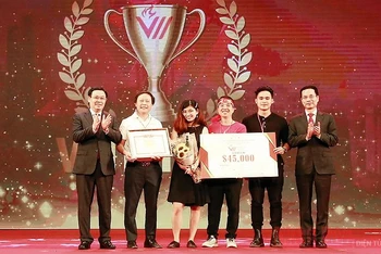 Bí thư Thành ủy Vương Đình Huệ và Bộ trưởng Thông tin truyền thông Nguyên Mạnh Hùng trao giải thưởng tặng VIoT - quán quân Cuộc thi Khởi nghiệp sáng tạo V3 Track. 