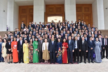 Thủ tướng Nguyễn Xuân Phúc chụp ảnh lưu niệm cùng đại diện các doanh nghiệp có sản phẩm đạt Thương hiệu quốc gia Việt Nam.