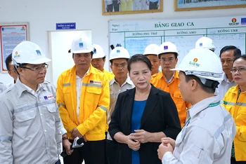 Chủ tịch Quốc hội Nguyễn Thị Kim Ngân thăm hỏi công nhân tại Cụm Khí-Điện-Đạm Cà Mau.
