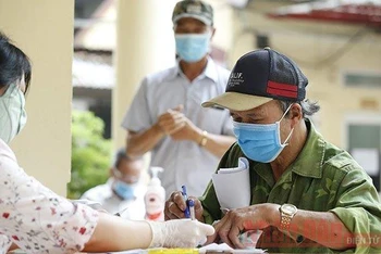 Chi trả tiền hỗ trợ dịch Covid-19 cho các đối tượng người có công và bảo trợ xã hội ở quận Đống Đa, Hà Nội (Ảnh minh họa: Duy Linh).