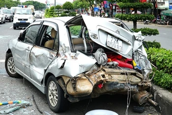 Hiện trường một vụ tai nạn giao thông trên tuyến quốc lộ 51, thuộc địa phận thị xã Phú Mỹ, tỉnh Bà Rịa - Vũng Tàu. (Ảnh: MẠNH KHÁ)