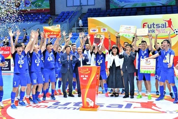 Ban Tổ chức giải trao Cúp Vô địch Giải Futsal HDBank Cúp Quốc gia 2020 và phần thưởng cho CLB Thái Sơn Nam.
