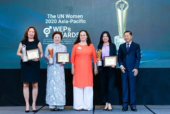 Trao giải WEPs cho các doanh nghiệp Việt Nam (Ảnh: UNWomen).