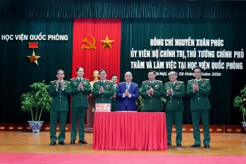 Thủ tướng Nguyễn Xuân Phúc thăm làm việc tại Học viện Quốc phòng