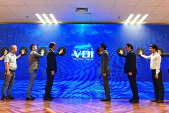 Nhấn nút ra mắt Câu lạc bộ Đầu tư khởi nghiệp công nghệ số Việt Nam.