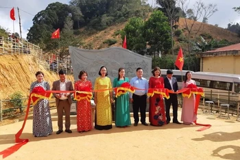Đại diện Ban liên lạc Cựu chiến binh Tây Tiến và lãnh đạo huyện Mường Lát (Thanh Hóa) cắt băng khánh thành công trình Bia lưu niệm Tây Tiến.