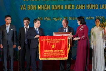 Phó Chủ tịch nước Đặng Thị Ngọc Thịnh trao danh hiệu Anh hùng lao động cho Trường THPT chuyên Khoa học Tự nhiên, ngày 27-11