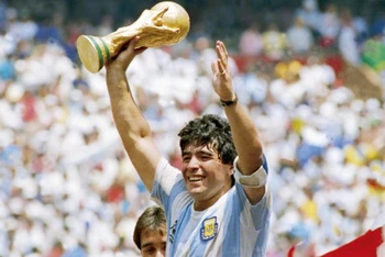 Maradona và chiếc Cup vô địch World Cup 1986.