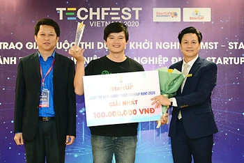 Ban Tổ chức trao giải Nhất của Cuộc thi tặng Dự án "Nền tảng thương mại điện tử Nông Sản" của tác giả Mai Thanh Thái,