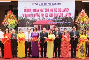 Lãnh đạo UBND tỉnh Quảng Trị, đại diện gia đình nhà thơ Chế Lan Viên cắt băng khánh thành Nhà lưu niệm nhà thơ Chế Lan Viên.  