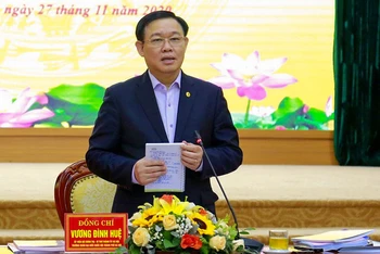 Đồng chí Vương Đình Huệ, Ủy viên Bộ Chính trị, Bí thư Thành ủy phát biểu ý kiến tại buổi làm việc. Ảnh: DUY LINH