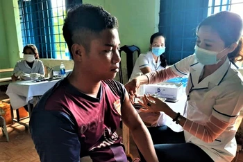Cán bộ y tế tỉnh Đắk Lắk tổ chức tiêm vaccine phòng dịch bạch hầu cho người dân ở vùng sâu huyện Krông Bông.