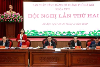 Phó Bí thư Thường trực Thành ủy Hà Nội Nguyễn Thị Tuyến phát biểu tại Hội nghị Ban Chấp hành Đảng bộ thành phố Hà Nội, sáng 28-11.