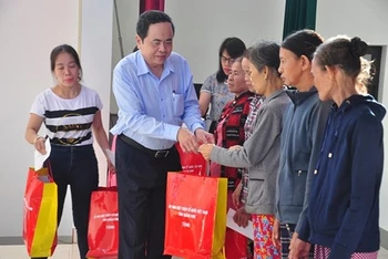 Chủ tịch UBTƯ MTTQ Việt Nam Trần Thanh Mẫn tặng quà và động viên bà con vùng lũ Quảng Nam vượt qua khó khăn, ổn định lại cuộc sống.