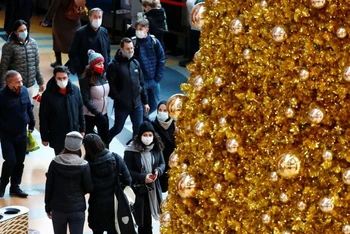Người dân TP Berlin (Đức) đeo khẩu trang trong bối cảnh dịch Covid-19 vẫn hoành hành dịp Giáng sinh 2020. Ảnh: Reuters