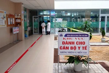 Khoa Truyền nhiễm, Bệnh viện đa khoa tỉnh Thái Bình, nơi đang cách ly, điều trị cho bệnh nhân số 1138 tái dương tính với SARS-CoV-2.