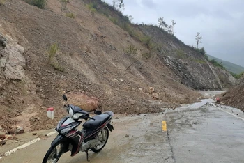Sạt lở tại dốc Ruộng trên tuyến giao thông về xã vùng cao Phú Mỡ, gây ách tắc giao thông từ sáng sớm ngày 29-11.