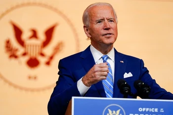Ông Joe Biden phát biểu tại nhà hát Queen, tại TP Wilmington, bang Delaware, ngày 25-11. (Ảnh: AP)