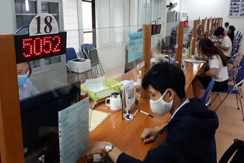 Người lao động làm hồ sơ hưởng trợ cấp thất nghiệp tại Trung tâm Dịch vụ việc làm TP Hà Nội. Ảnh: NGUYỆT HÀ