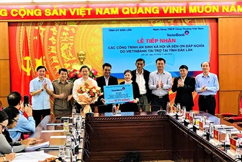 Đồng chí Lê Đức Thọ, Bí thư Đảng ủy, Chủ tịch HĐQT Ngân hàng VietinBank đã trao tặng số tiền 10 tỷ đồng cho lãnh đạo Ủy ban MTTQ .
