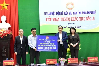 Chủ tịch Ủy ban T.Ư MTTQ Việt Nam Trần Thanh Mẫn trao hai tỷ đồng cho lãnh đạo tỉnh Thừa Thiên Huế hỗ trợ bà con vùng lũ khắc phục hậu quả bão lũ.