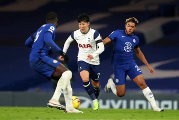 Son Heung-Min (áo trắng, Tottenham) tranh bóng với cầu thủ Chelsea.