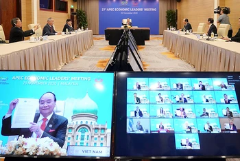 Thủ tướng Nguyễn Xuân Phúc và lãnh đạo các nền kinh tế thành viên thông qua “Tầm nhìn APEC Putrajaya 2040”. 